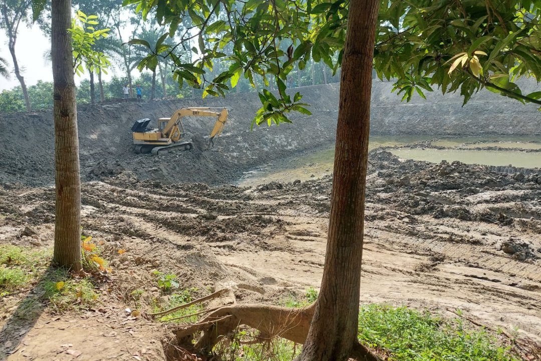 বাগাতি পাড়ায় ১১০ শতক জমি বিক্রয় করা হবে।