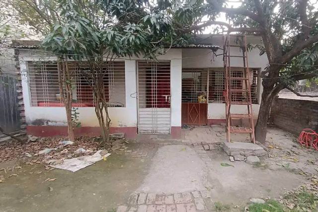 রাজশাহী জেলার ছোটবটতলা এলাকায় ১ তালা বাড়িসহ জমি বিক্রয় করা হবে। 